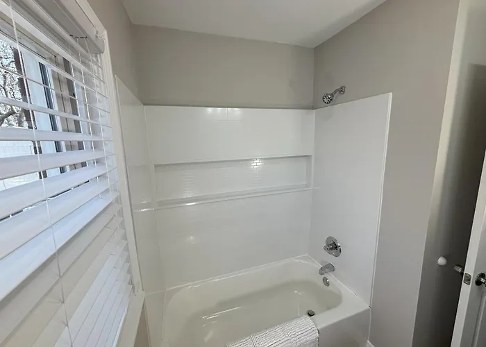 Cheerful & Warm Remodeled At Wilson Park 3* Granite City