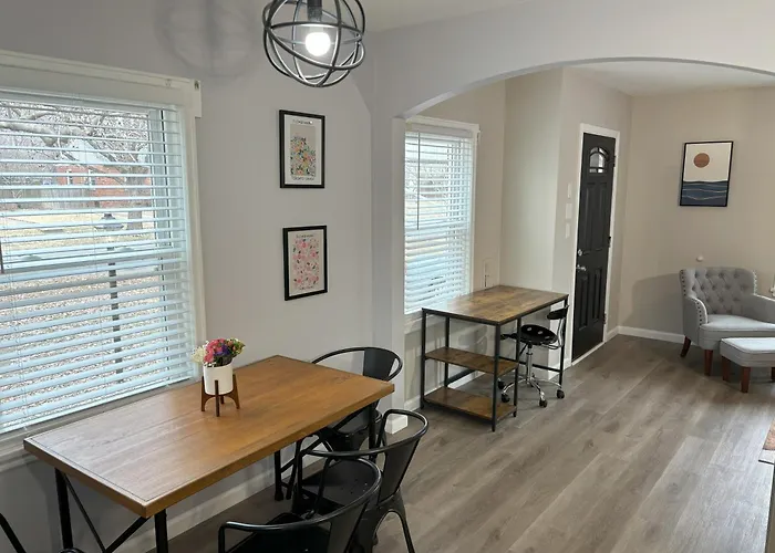 Cheerful & Warm Remodeled At Wilson Park Granite City